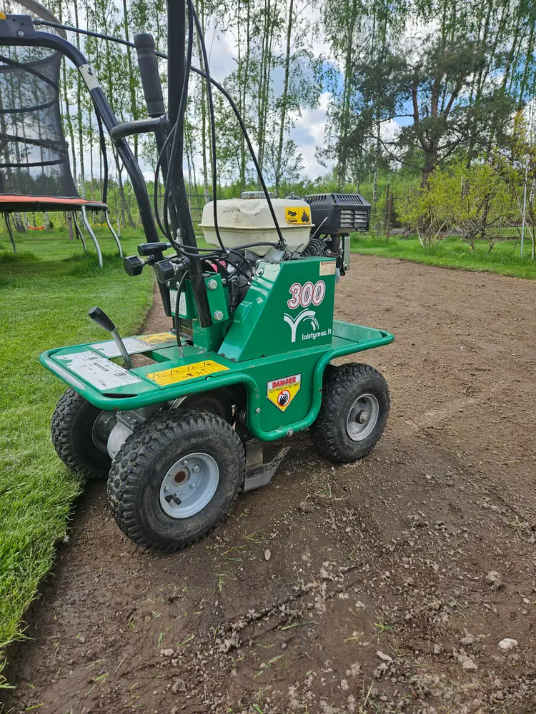 Velėnos rėžtuvas su Honda varikliu — nuomojama sodo technika